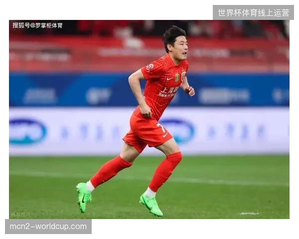 国足凭借上半场的两粒进球战胜新加坡，武磊替补登场达成百场成就